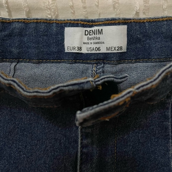 Bershka High Waisted Stretchy Denim Shorts - Picture 3 of 3